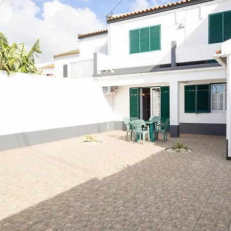 Cedars Tree House בית נופש