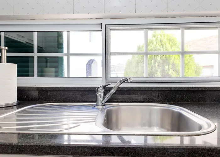 Cedars Tree House בית נופש