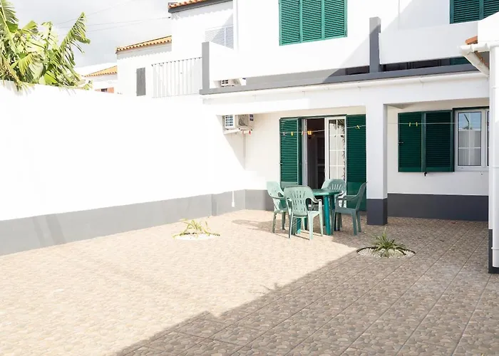 Cedars Tree House בית נופש